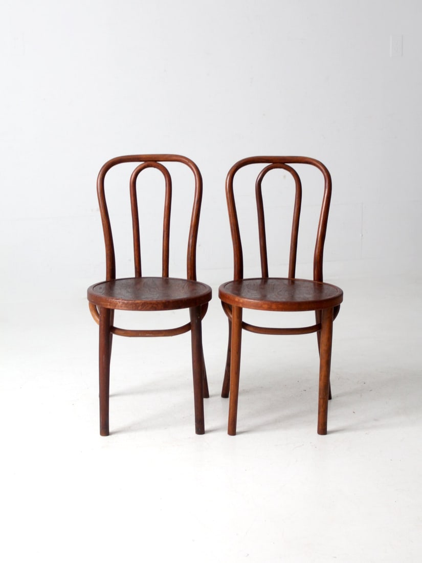 1940s Great Northern Chair Company Bentwood Chairs Pair: 1940s Great Northern Chair Company Bentwood Chairs Pair Discover this elegant pair of bentwood chairs from the Great Northern Chair Company, crafted in the 1940s. These classic cafe-style chairs featu