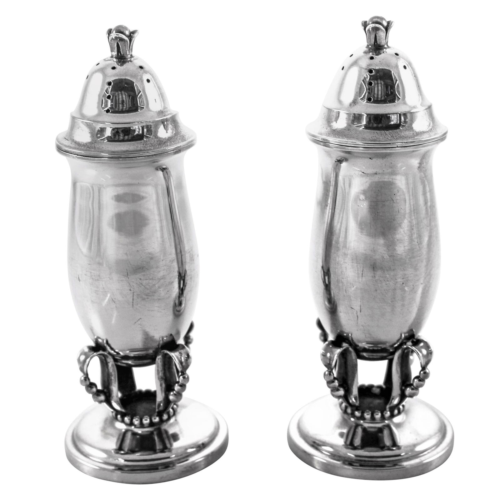 Art Deco Sterling Silver Salt and Pepper Set by Mueck-Cary Co: Art Deco Sterling Silver Salt and Pepper Set by Mueck-Cary Co Discover the elegance of this exquisite Sterling Silver Salt and Pepper Set, crafted in the 1920s by the renowned Mueck-Cary Company. Show