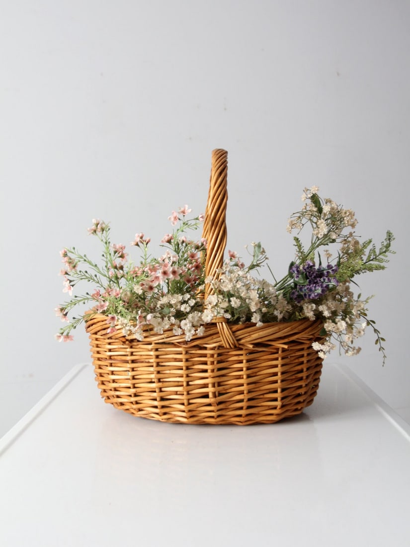 Classic Oval Vintage Wicker Basket with Handle 17x17x14: Classic Oval Vintage Wicker Basket with Handle 17x17x14 Discover the charm of this Vintage Wicker Basket, a classic oval piece featuring a rolled rim and sturdy carrying handle. Perfect for use as a h