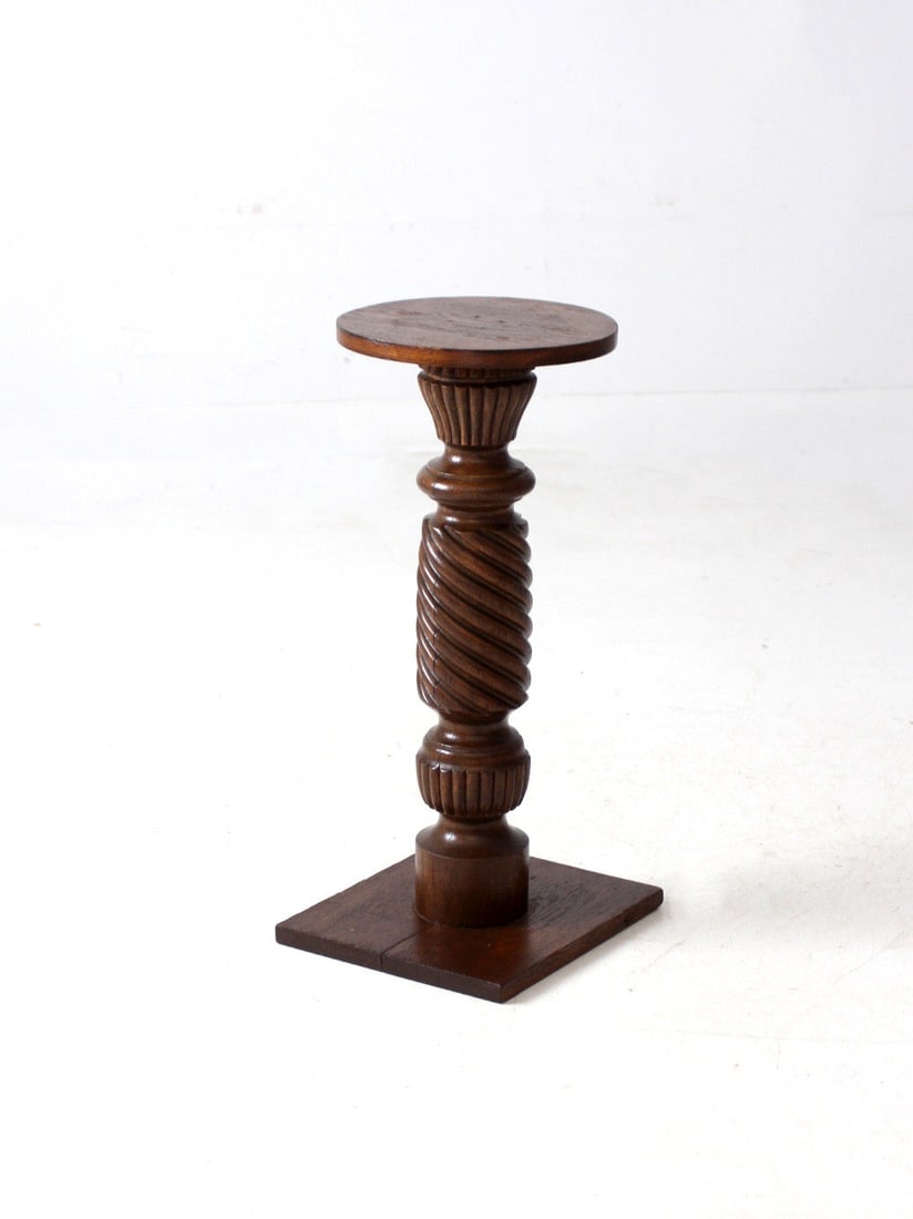 Antique American Wooden Pedestal Stand with Round Top 25.5": Antique American Wooden Pedestal Stand with Round Top 25.5" This antique American wooden pedestal stand showcases a beautifully turned baluster column and a classic round top, making it an elegant