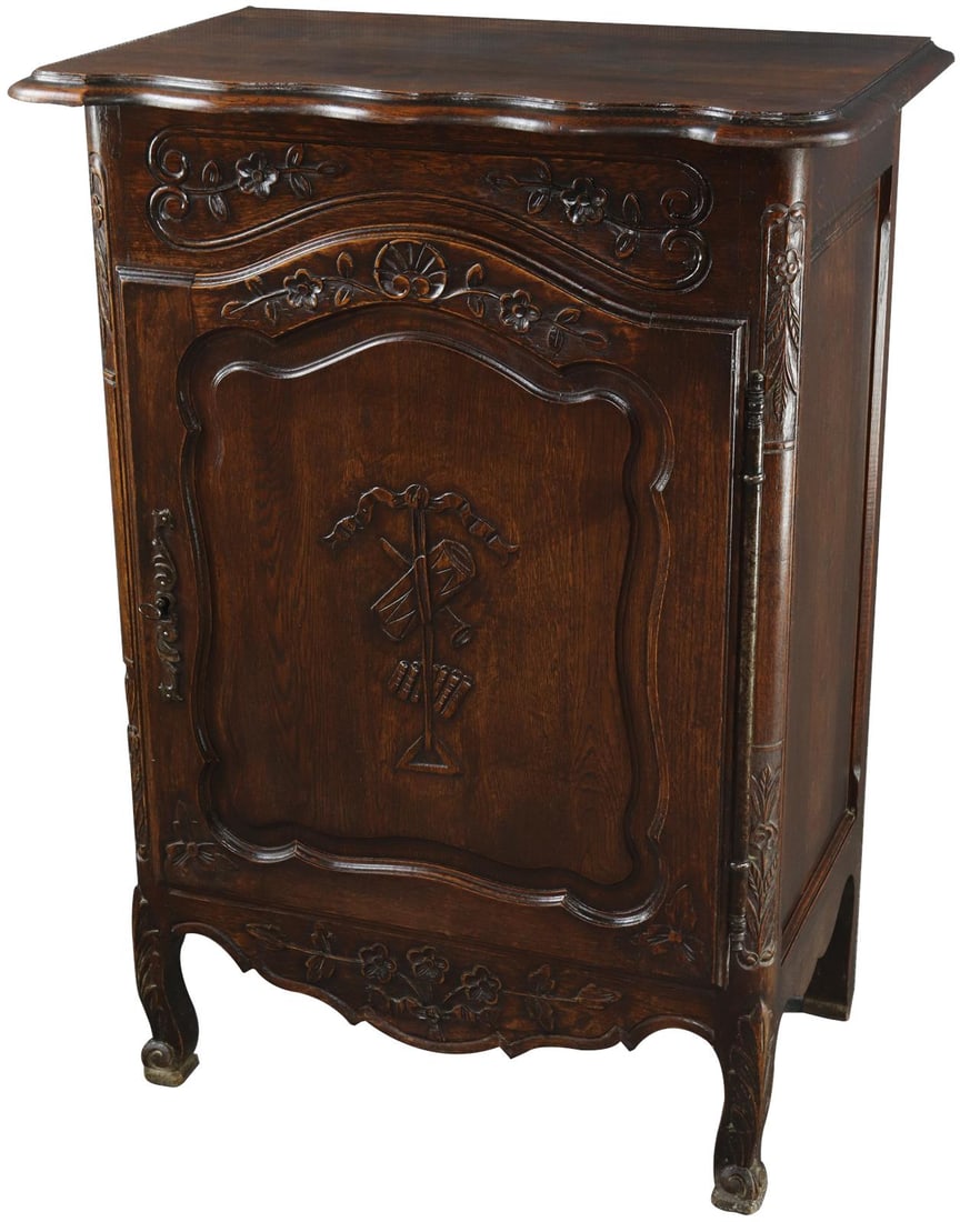 Vintage 1920 French Provincial Oak Nightstand Chestnut Finish: Vintage 1920 French Provincial Oak Nightstand Chestnut Finish This charming Vintage French Provincial Nightstand features a classic design with a rich chestnut finish, beautifully showcasing the natur