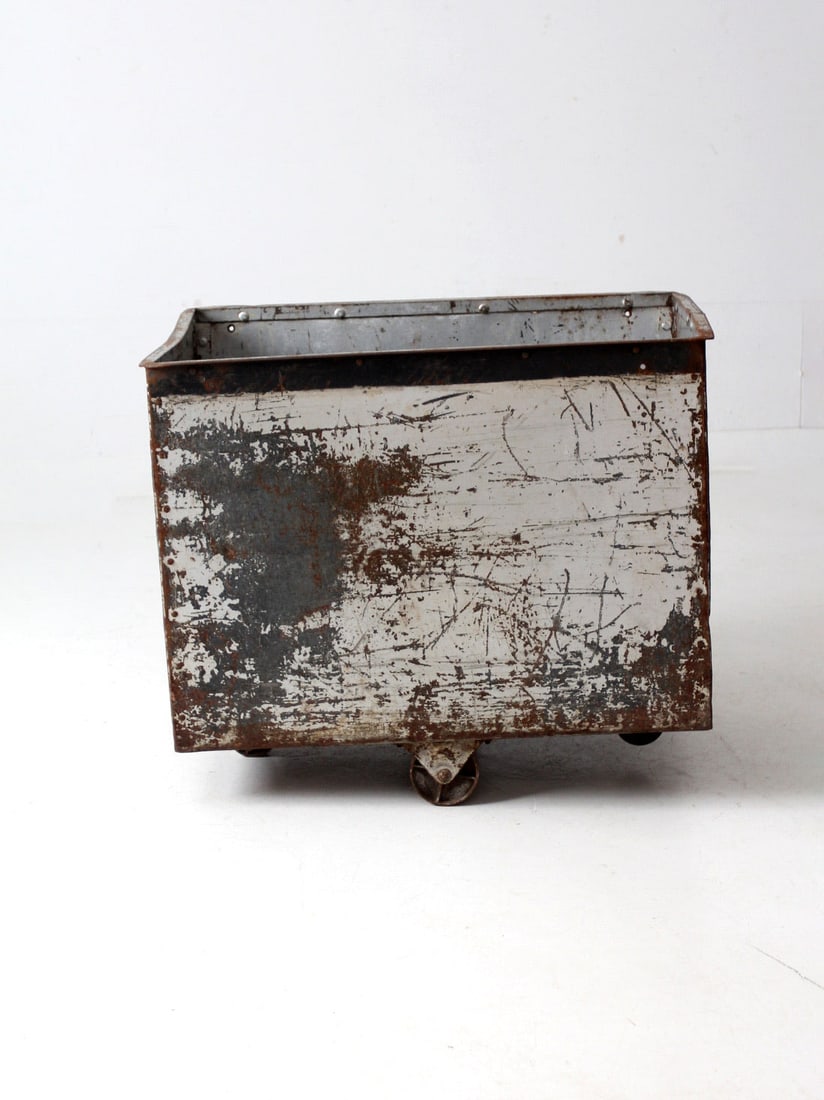 Vintage Industrial Galvanized Rolling Bin with Casters: Vintage Industrial Galvanized Rolling Bin with Casters This early vintage industrial galvanized rolling bin is both stylish and functional. Its sturdy construction and casters allow for easy movement,