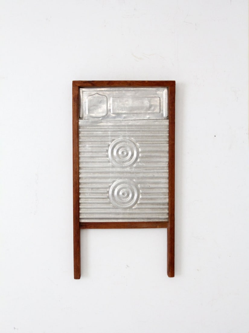 1940s Hand-E Magic Circles Vintage Washboard in Wood Frame (1 of 10)