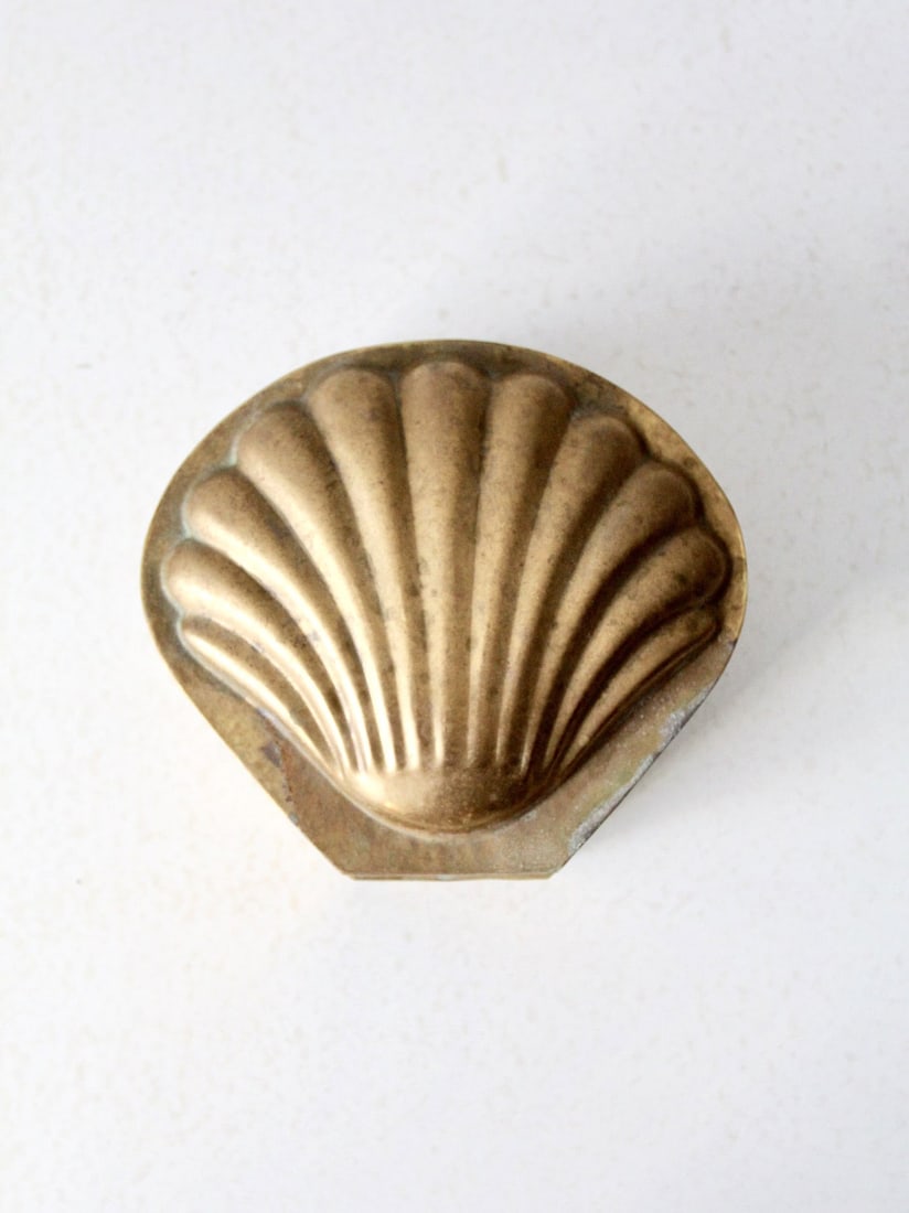 Vintage Brass Box with Seashell Design and Hinged Lid Mid 20th Century (1 of 9)