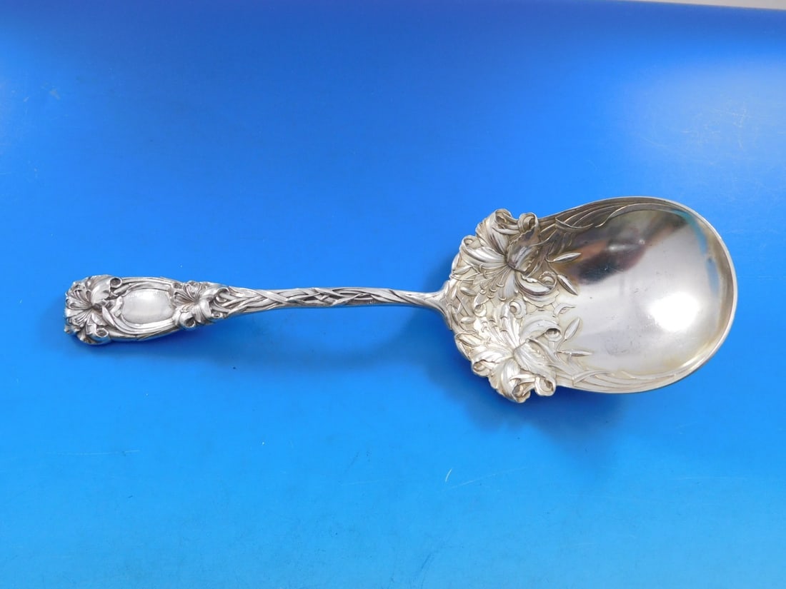 Durgin Sterling Silver Berry Spoon Lilies New Art 8 3/4 Art Nouveau: Durgin Sterling Silver Berry Spoon Lilies New Art 8 3/4 Art Nouveau This exquisite berry spoon by Durgin is crafted from sterling silver and features the elegant "Lilies" motif from the New Art patter