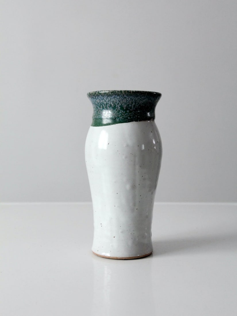 Handcrafted Vintage Studio Pottery Vase with Speckled White Glaze: Handcrafted Vintage Studio Pottery Vase with Speckled White Glaze This vintage studio pottery vase showcases exquisite craftsmanship with a hand-crafted ceramic design. It features a stunning speckled