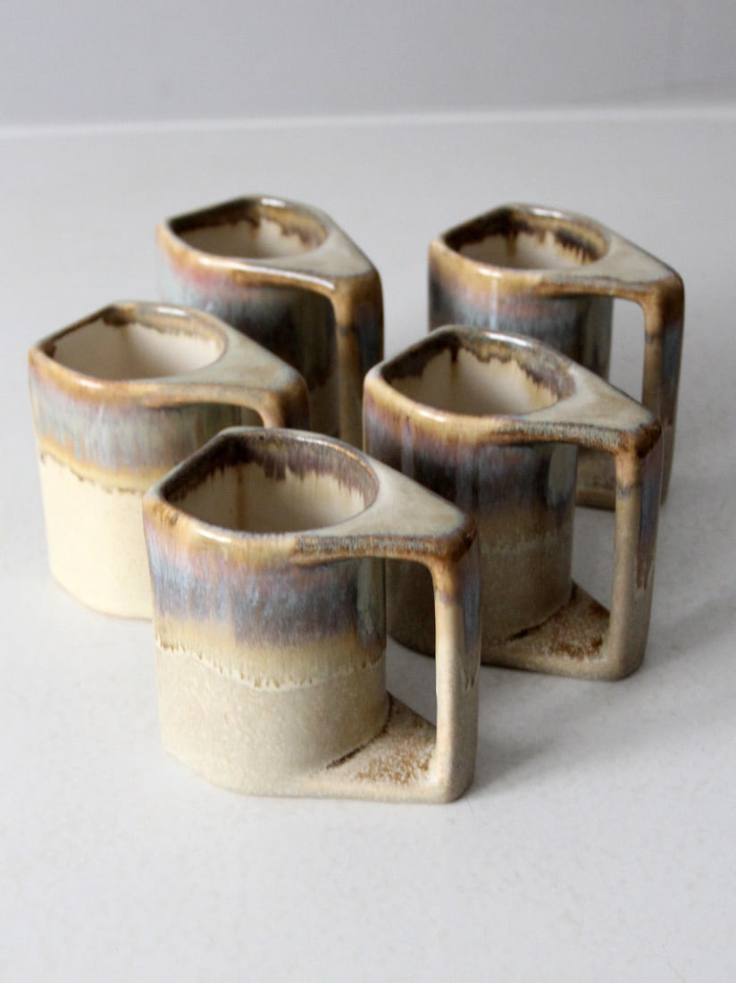 Rodolfo Padilla Vintage Pottery Mug Set of 5 Mid-Century: Rodolfo Padilla Vintage Pottery Mug Set of 5 Mid-Century Discover a stunning set of five vintage mid-century pottery mugs by Rodolfo Padilla. These mugs feature the artist's distinctive square forms a