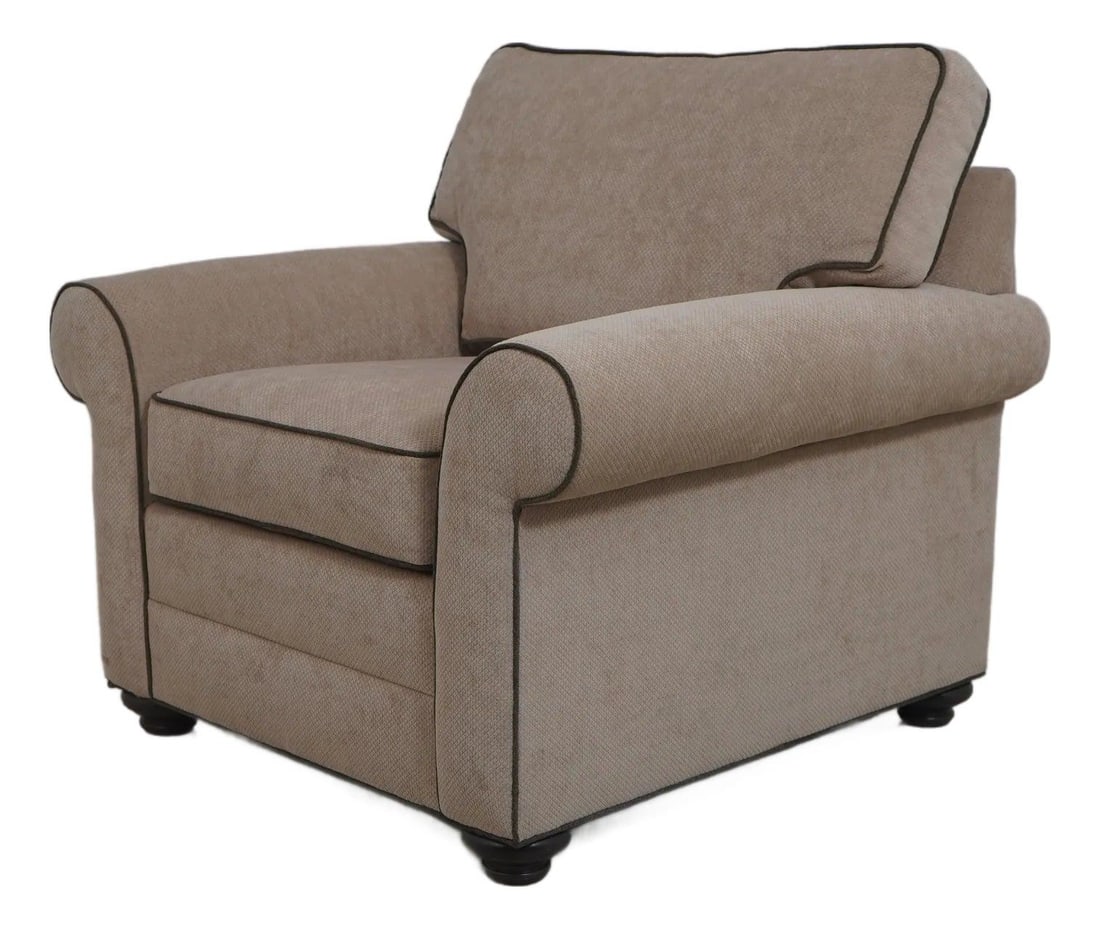 Ethan Allen Light Beige Upholstered Club Chair with Green Welting: Ethan Allen Light Beige Upholstered Club Chair with Green Welting This Ethan Allen Fully Upholstered Club Chair features a serene light beige upholstery with elegant dark green welting, adding a touch