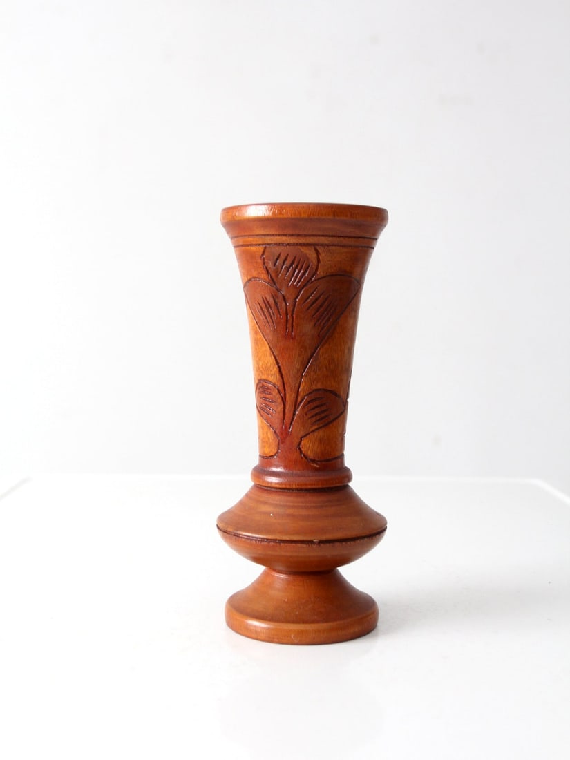 Mid-Century Hand-Carved Wood Vase with Floral Design: Mid-Century Hand-Carved Wood Vase with Floral Design This exquisite mid-century hand-carved wood vase showcases a beautiful flared silhouette and an intricate etched floral design, reminiscent of trad