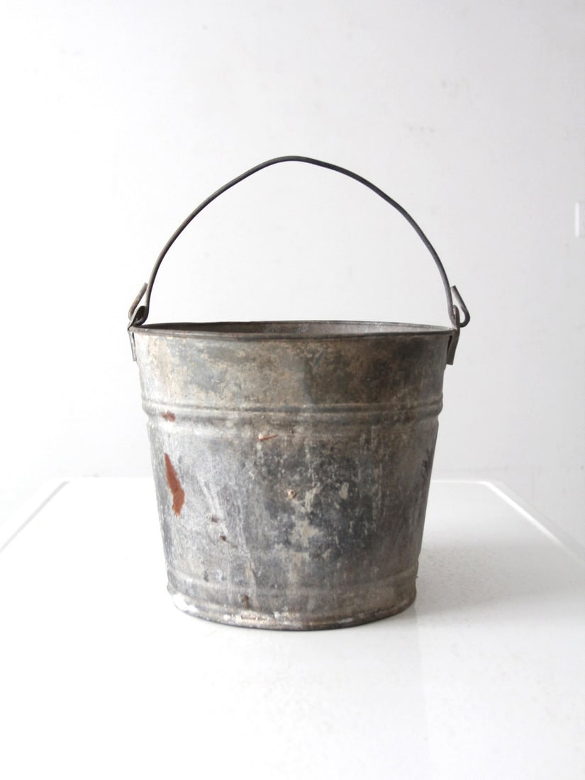 Vintage 8 Quart Galvanized Tin Bucket with Curved Handle (1 of 11)
