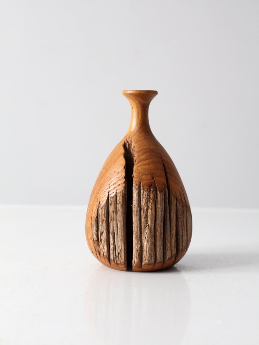 Mid Century Handcrafted Live Edge Wood Vase 6.75 Inch: Mid Century Handcrafted Live Edge Wood Vase 6.75 Inch This stunning Mid Century Live Edge Wood Vase is a hand-crafted modernist piece that brings a unique textural element to any room. With its organi