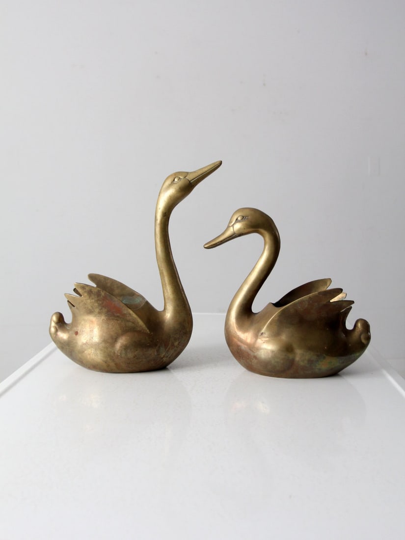 Pair of Vintage Brass Swan Planters Decorative Cachepots: Pair of Vintage Brass Swan Planters Decorative Cachepots This charming pair of vintage mid-20th century brass swan planters brings an elegant decorative accent to any space. Expertly crafted from cast