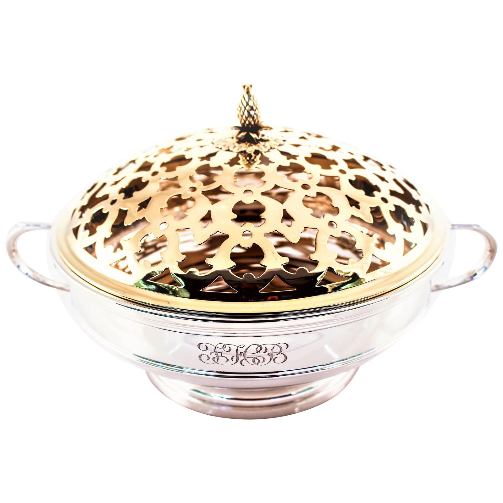 Vintage 1940 International Silver Sterling Rose Bowl with Handles: Vintage 1940 International Silver Sterling Rose Bowl with Handles This exquisite rose bowl, crafted from sterling silver, is a stunning centerpiece for any occasion. With a height of 4 inches (10.16 c