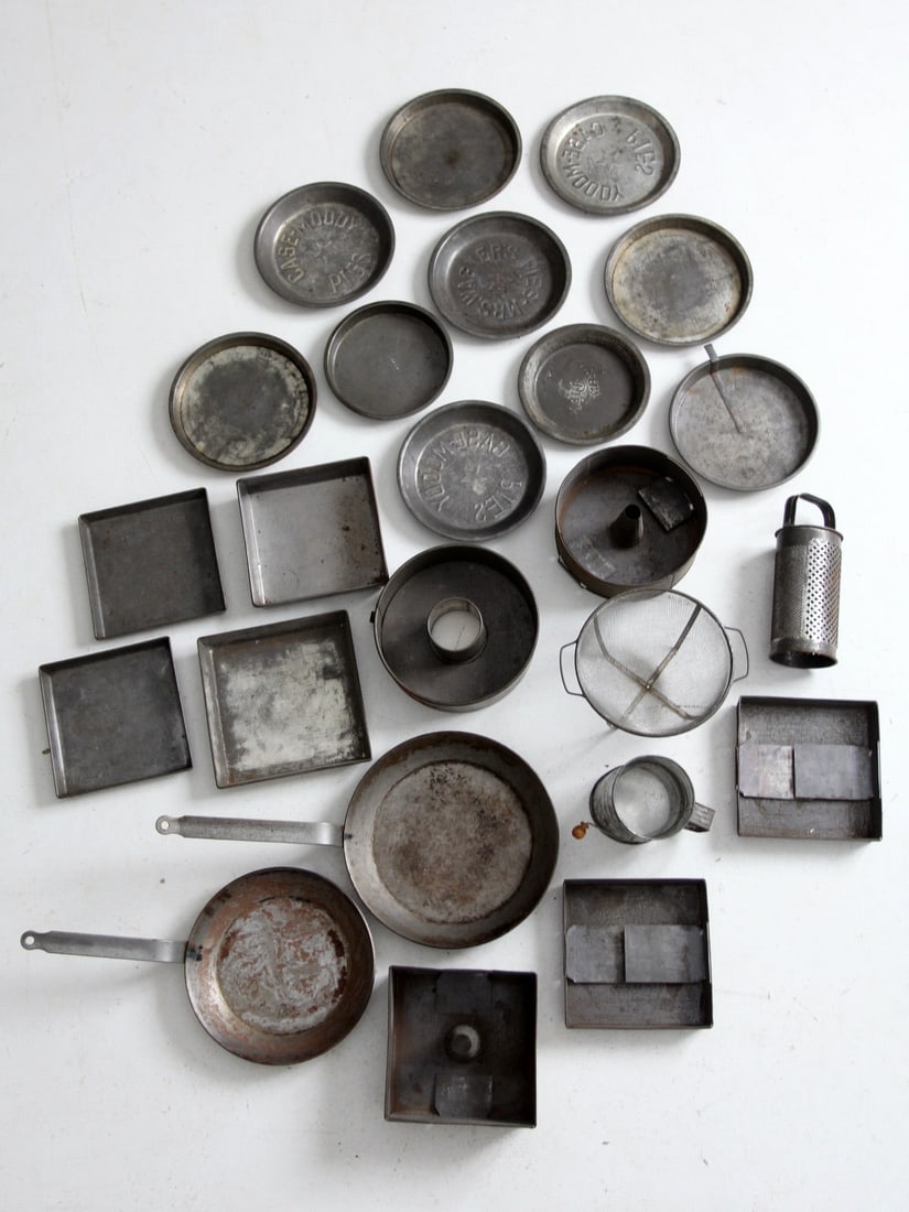 Vintage Baking Pan Set 4 Square Pans 2 Bundt Pans Pie Tins Skillets Grater Sieve Sifter (1 of 13)