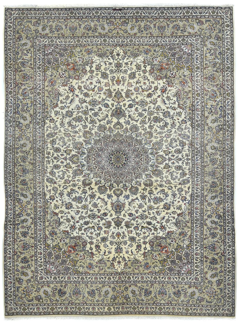 Vintage Hand-Knotted Floral Wool Area Rug 8'4 x 11'2: Vintage Hand-Knotted Floral Wool Area Rug 8'4 x 11'2 Enhance your living space with this exquisite vintage hand-knotted cream Oriental wool rug, perfect for your dining or living room. Measuring 8'4"