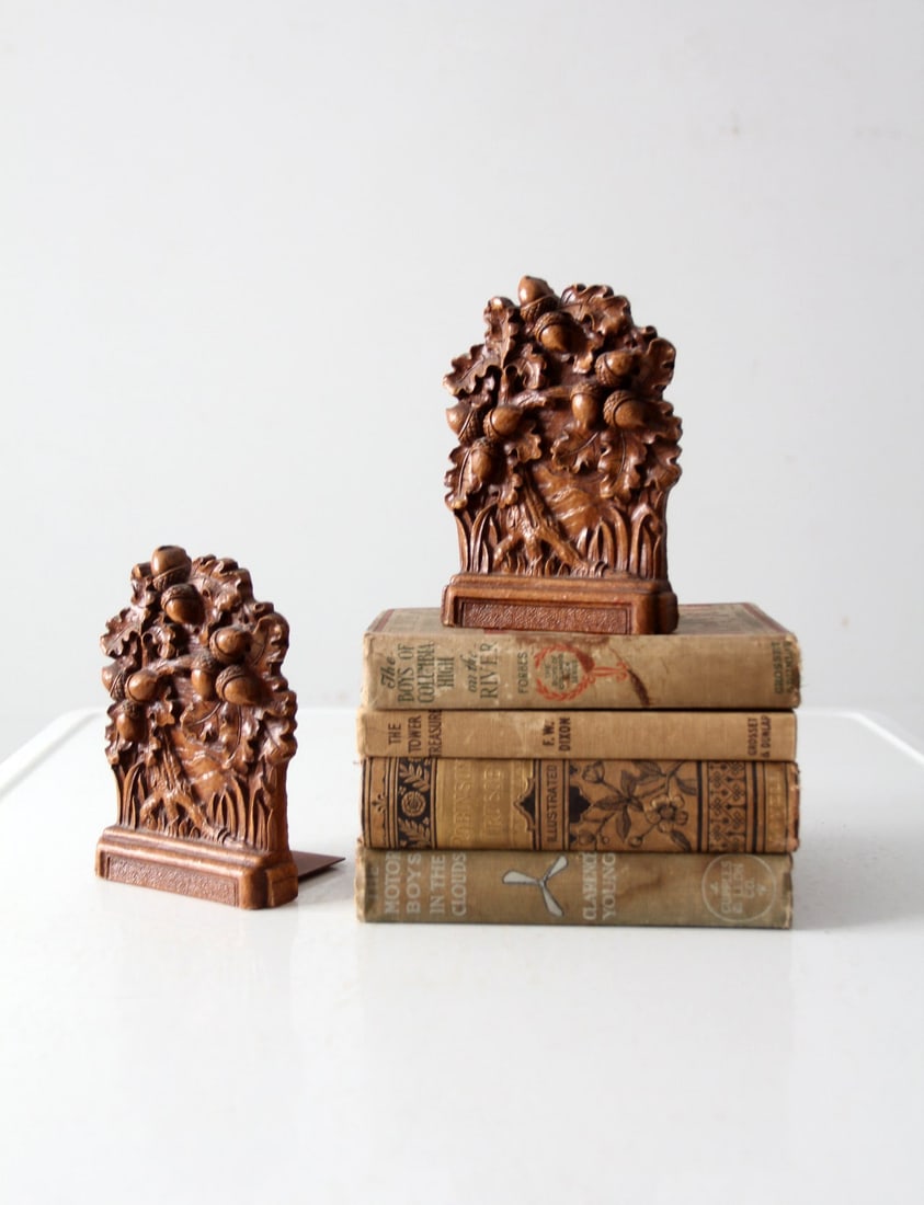 Mid Century Vintage Syroco Acorn Oak Leaf Bookends Pair: Mid Century Vintage Syroco Acorn Oak Leaf Bookends Pair This pair of mid 20th century vintage Syroco style bookends features a beautifully crafted acorn and oak leaf design. Made by the Syracuse Ornam