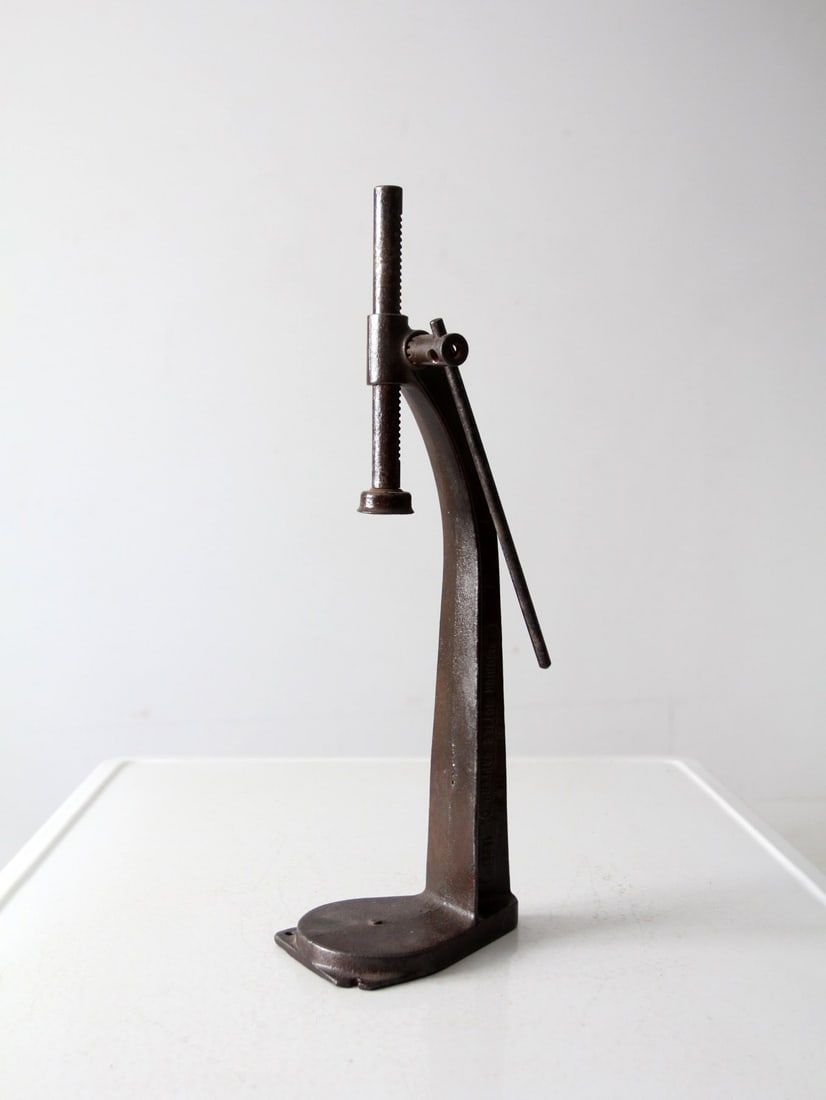 1925 F.P. Renhouse Cast Iron Junior Bottle Capper (1 of 9)