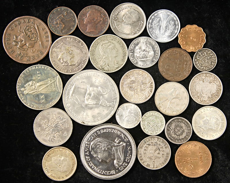 25-Piece Assortment of Similar Value Circulated Foreign World Coins: 25-Piece Assortment of Similar Value Circulated Foreign World Coins This bulk lot includes 25 circulated foreign coins from various countries, each selected for similar individual value. The coins com