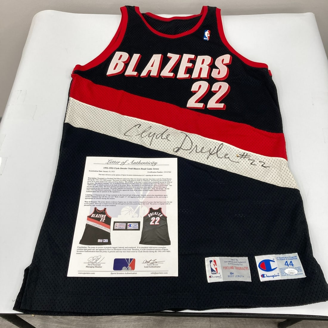 Clyde Drexler Signed Game Used Jersey Portland Trail Blazers JSA COA: Clyde Drexler Signed Game Used Jersey Portland Trail Blazers JSA COA This 1992-93 Clyde Drexler signed game-used jersey from the Portland Trail Blazers is a piece of basketball history. The black mesh