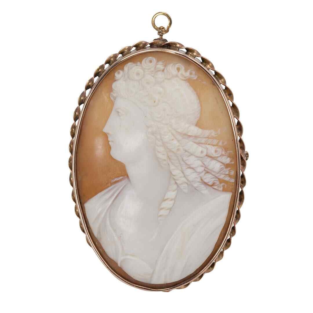 Antique 14K Yellow Gold Shell Cameo Brooch Pendant Circa 1890-1920: Antique 14K Yellow Gold Shell Cameo Brooch Pendant Circa 1890-1920 This exquisite antique cameo brooch features a beautifully carved seashell depicting a classic maiden. Crafted from 10K yellow gold,