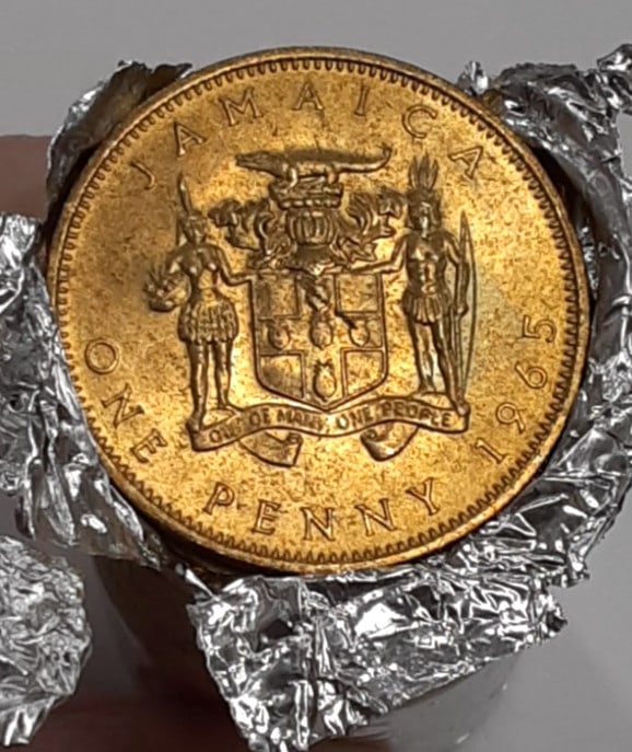 1965 Jamaica 1 Penny KM39 BU Roll of 25 Coins Toned: 1965 Jamaica 1 Penny KM39 BU Roll of 25 Coins Toned This listing features a roll of 25 uncirculated 1965 Jamaica 1 Penny coins (KM#39), crafted from nickel-brass. The coins are pre-owned and exhibit s