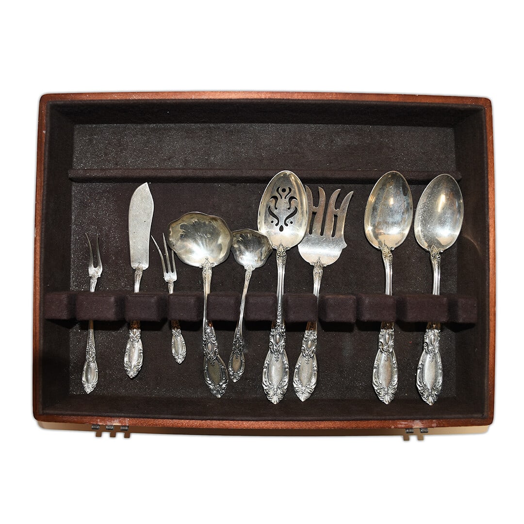 Reed and Barton Georgian Rose Flatware Set 19.7 Troy Ounces (1 of 5)