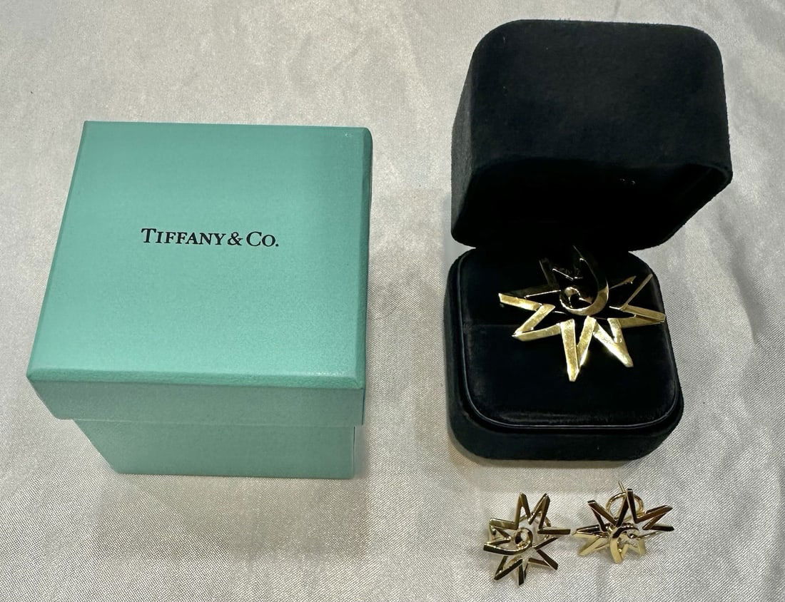 Paloma Picasso 18K Gold Jewelry Set by Tiffany & Co with Box: Paloma Picasso 18K Gold Jewelry Set by Tiffany & Co with Box This exquisite jewelry set, designed by Paloma Picasso for Tiffany & Co., features stunning 18k yellow gold craftsmanship. The set includes