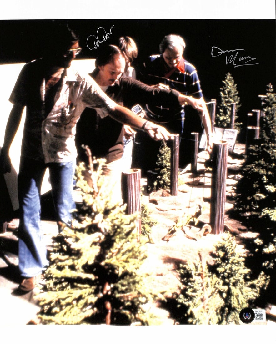 Dennis Muren Don Dow Signed Star Wars ROTJ 11x14 Photo Beckett Authenticated: Dennis Muren Don Dow Signed Star Wars ROTJ 11x14 Photo Beckett Authenticated This is an autographed 11x14 photograph from Star Wars: Return of the Jedi, featuring signatures from renowned special effe