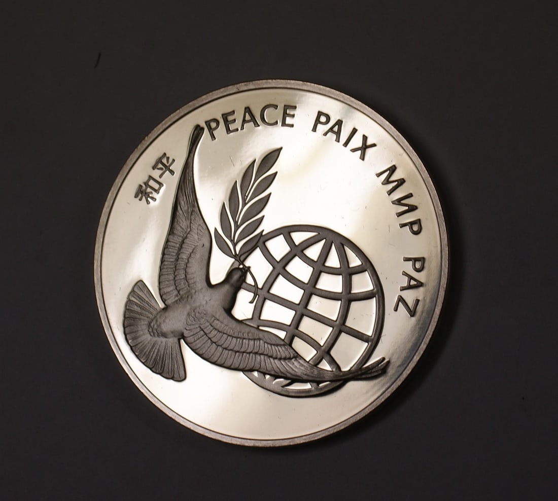 1972 Franklin Mint UN Sterling Silver Peace Dove Medal Uncirculated: 1972 Franklin Mint UN Sterling Silver Peace Dove Medal Uncirculated This 1972 United Nations Sterling Silver Peace Dove Proof Medal, issued by Franklin Mint, is a symbol of hope and peace. The medal i