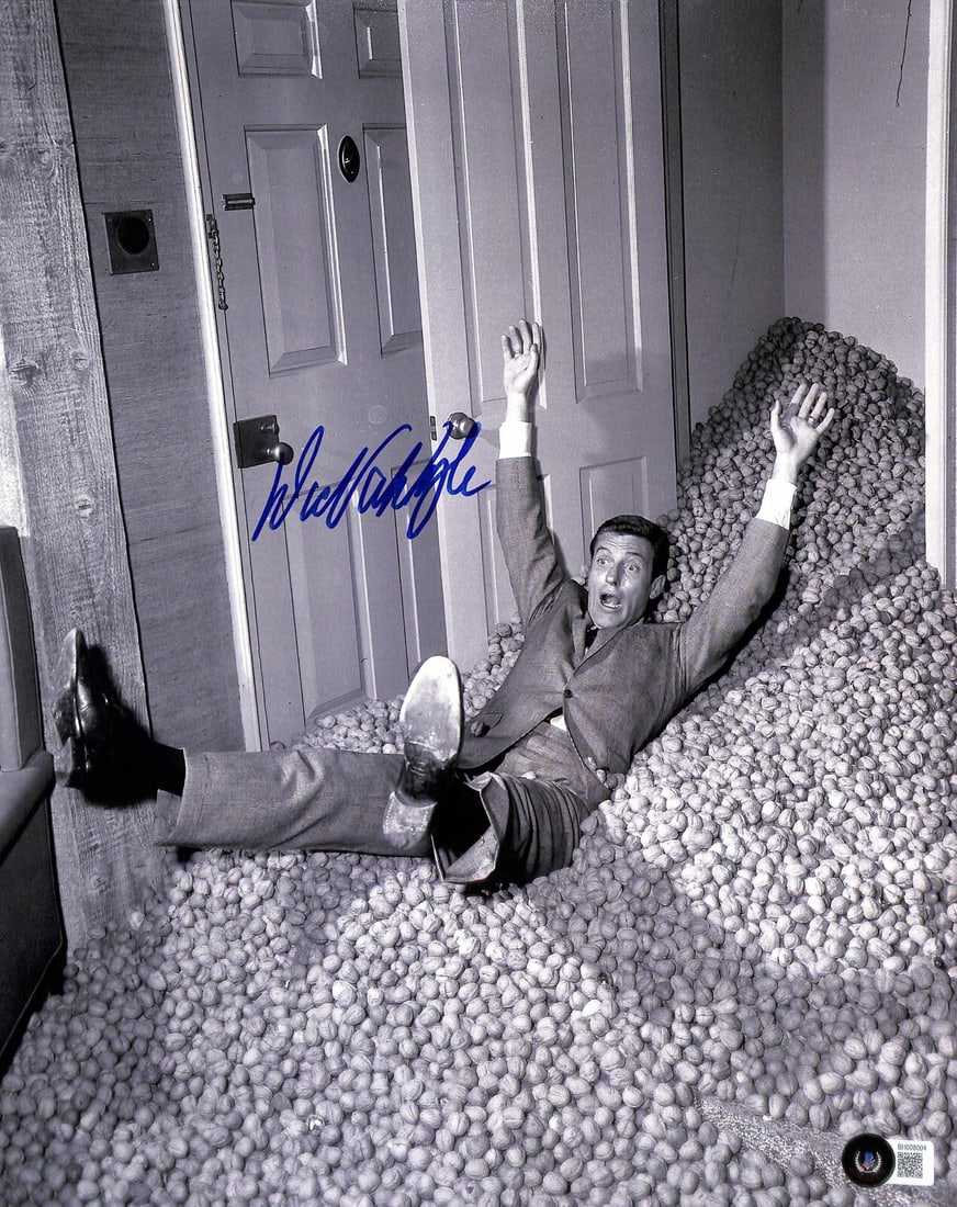 Dick Van Dyke Signed 11x14 Rob Petrie Photo Beckett Certified (1 of 1)