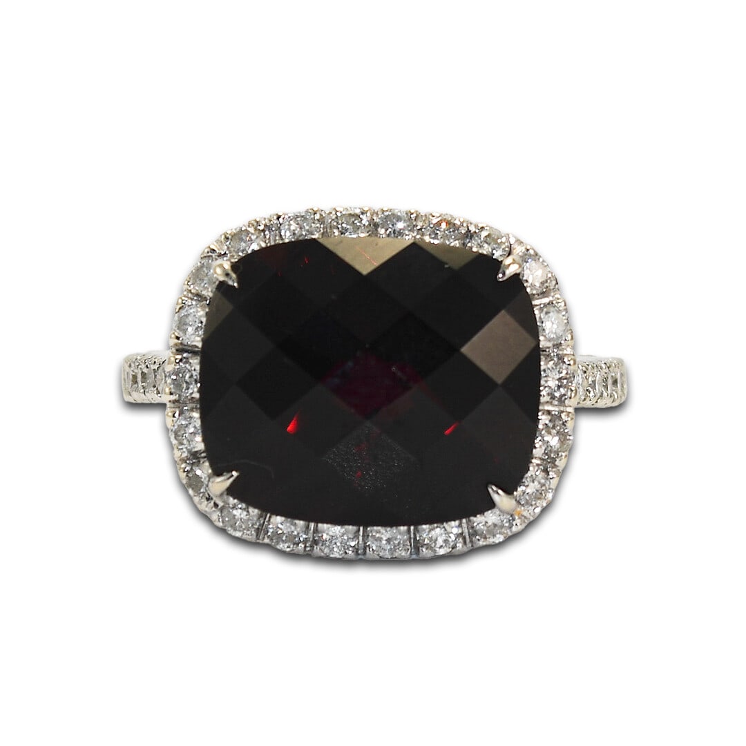 Stunning 18K White Gold Garnet 9.50ct & Diamond Ring 0.65ctw (1 of 6)