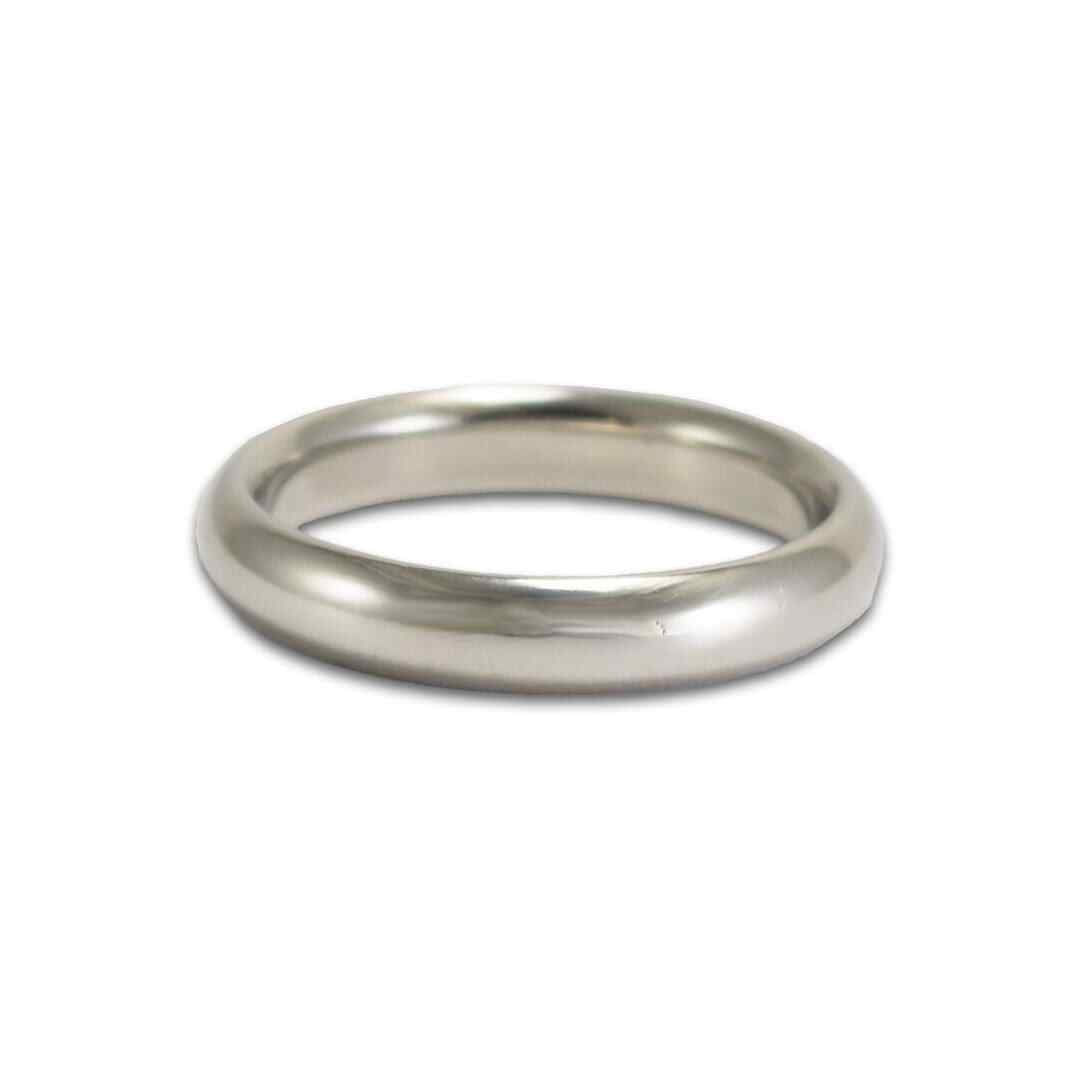 Men's Platinum Comfort Fit Band 9.8g 4mm Width Sizable: Men's Platinum Comfort Fit Band 9.8g 4mm Width Sizable This men's platinum comfort fit band is a sophisticated choice for any occasion. Weighing 9.8 grams, this ring features a sleek design with a ban