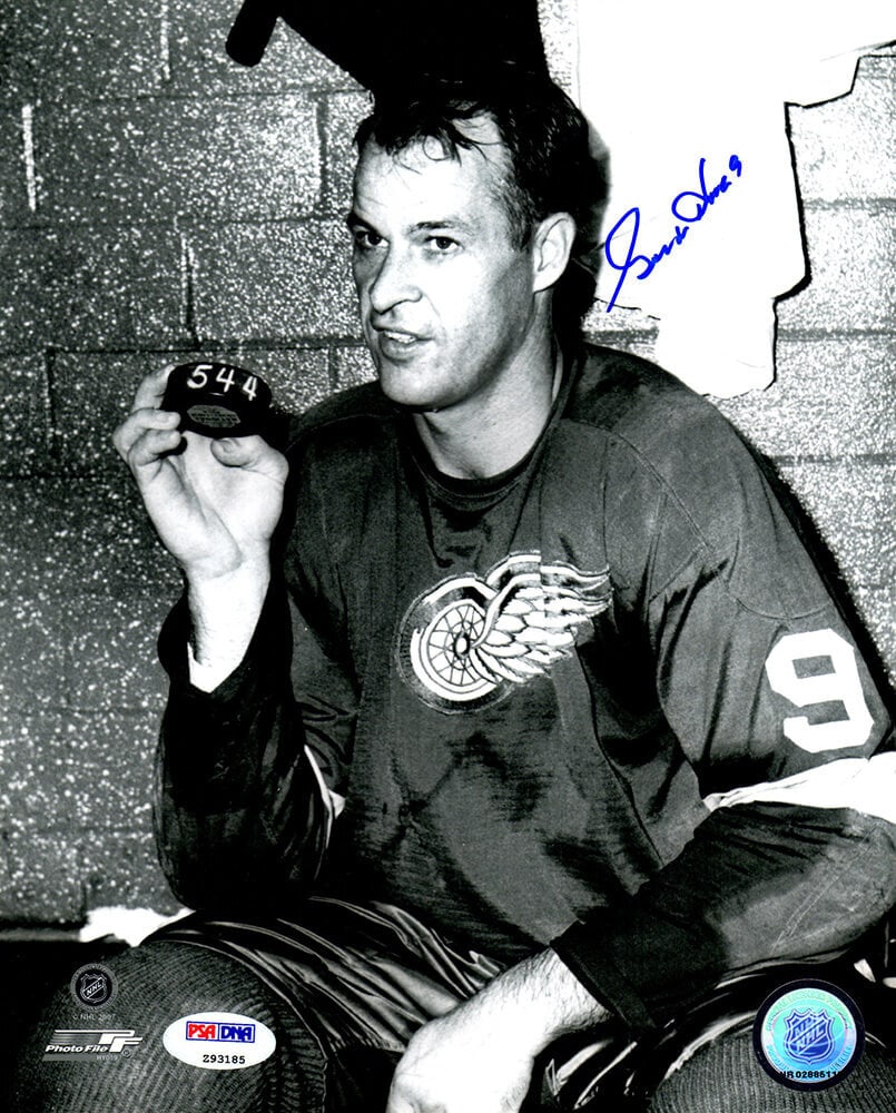 Gordie Howe Signed 544th Goal Puck B&W Photo PSA COA Detroit Red Wings (1 of 1)