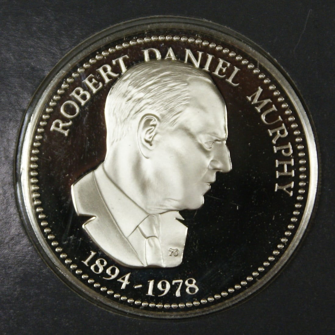 Robert Daniel Murphy Proof Silver Medal Franklin Mint Uncirculated: Robert Daniel Murphy Proof Silver Medal Franklin Mint Uncirculated This Robert Daniel Murphy Proof Sterling Silver Medal is an exquisite piece produced by Franklin Mint. It is crafted from high-qualit
