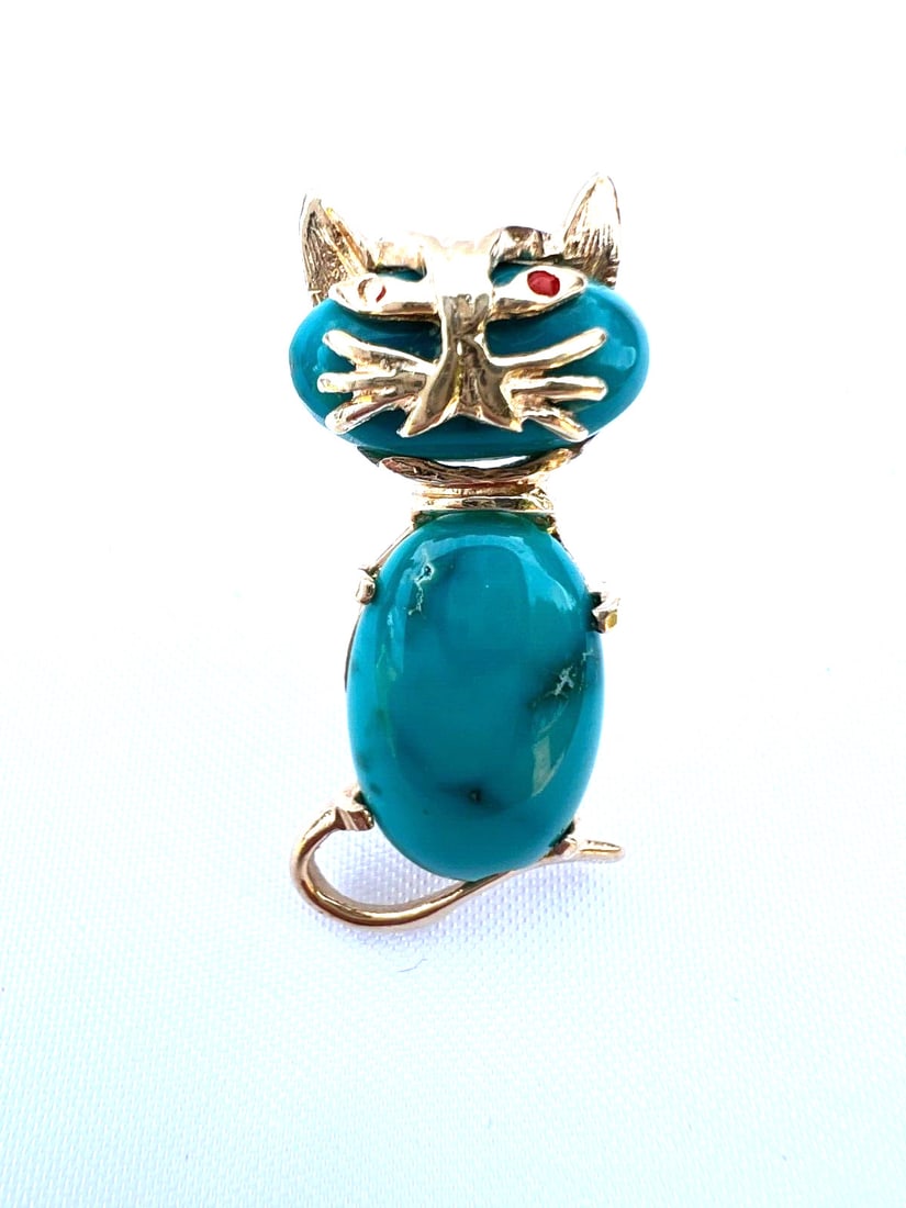 Exquisite 14K Yellow Gold Turquoise Cat Brooch Signed: Exquisite 14K Yellow Gold Turquoise Cat Brooch Signed This exquisite 14K yellow gold brooch features a beautifully designed turquoise enameled cat, showcasing exceptional detail and craftsmanship. Wei