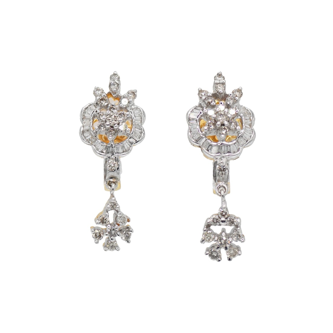 18k Yellow Gold Floral Drop Earrings with Diamonds 0.80ctw: 18k Yellow Gold Floral Drop Earrings with Diamonds 0.80ctw Enhance your jewelry collection with these exquisite 18k Yellow Gold Diamond Floral Earrings. Crafted from high-quality yellow gold, these st
