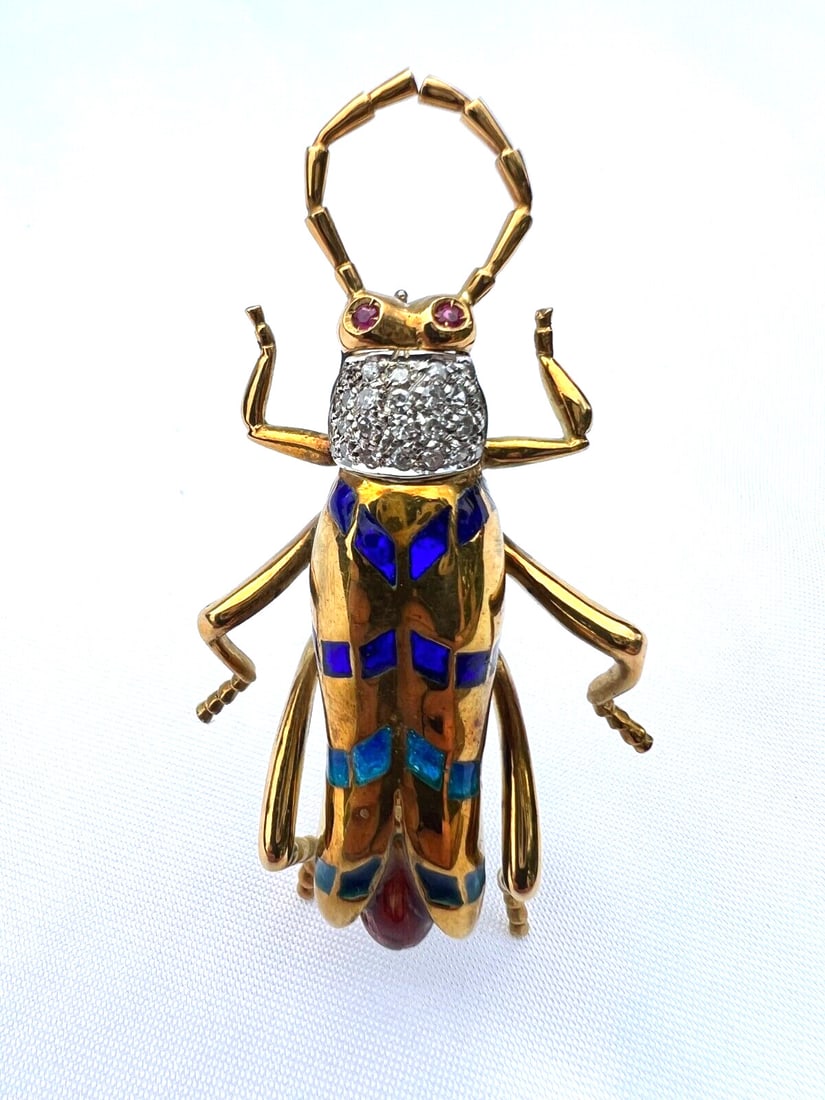 French 18K Gold Enamel Brooch with Diamonds and Rubies: French 18K Gold Enamel Brooch with Diamonds and Rubies Discover the elegance of this magnificent French brooch crafted from 18K yellow gold, featuring exquisite enamel work, diamonds, and rubies. This