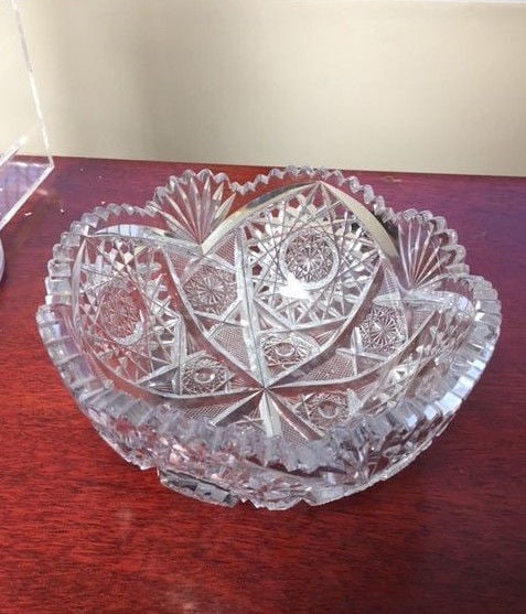 Unmarked 8 Inch American Brilliant Cut Glass Bowl: Unmarked 8 Inch American Brilliant Cut Glass Bowl This exquisite 8-inch wide ABP bowl showcases the classic beauty of American Brilliant cut glass. Crafted from high-quality glass, this piece features