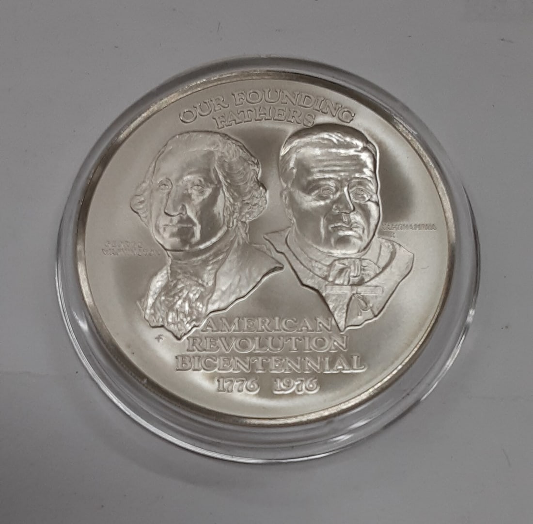 1975 Franklin Mint Silver Medal US Bicentennial Hawaii UNC Capsule: 1975 Franklin Mint Silver Medal US Bicentennial Hawaii UNC Capsule This stunning 1975 Franklin Mint Silver Medal commemorates the US Bicentennial and the State of Hawaii, presented in uncirculated con