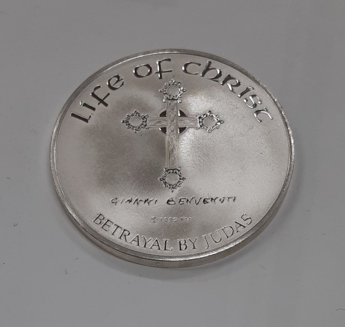 Franklin Mint .925 Silver Medal Betrayal By Judas by Benvenuti: Franklin Mint .925 Silver Medal Betrayal By Judas by Benvenuti This exquisite .925 silver medal features the artwork 'Betrayal By Judas' by renowned artist Benvenuti, part of the Franklin Mint's 'Life