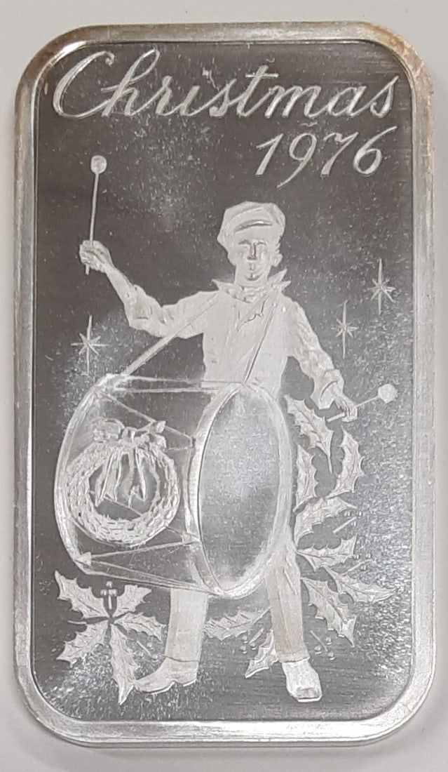 Madison Mint Christmas 1976 .999 Fine 1 Troy Oz Silver Bar: Madison Mint Christmas 1976 .999 Fine 1 Troy Oz Silver Bar Celebrate the spirit of Christmas with this exquisite Madison Mint .999 Fine 1 Troy Oz Silver Bar, commemorating the year 1976. This uncircul