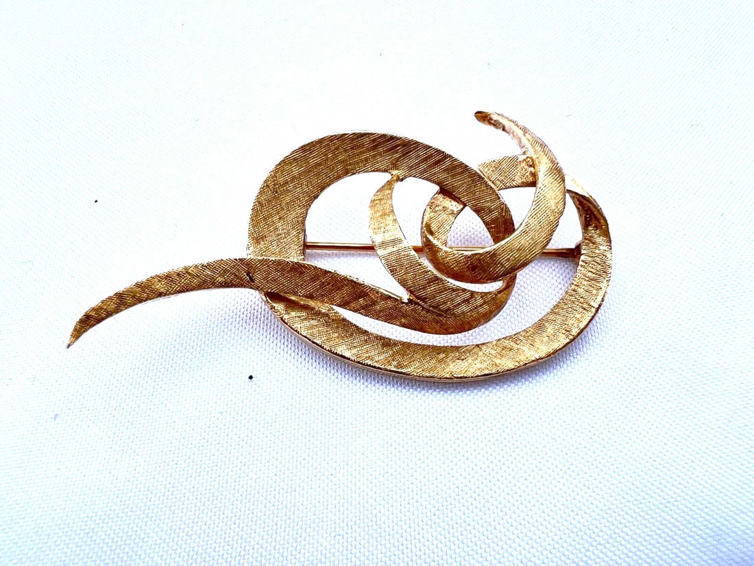 Exquisite 14K Yellow Gold Brooch Signed with Hallmark (1 of 8)