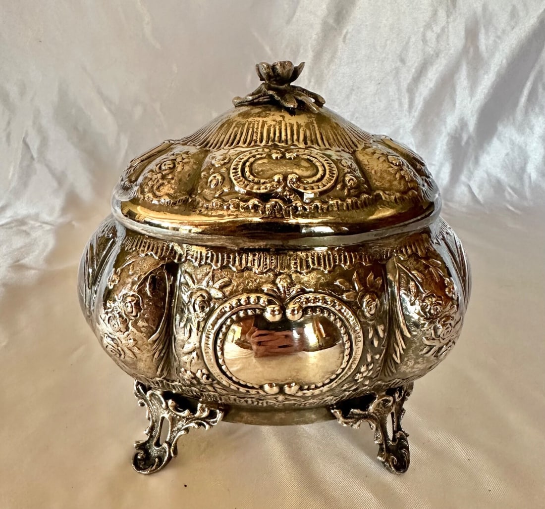 1900s SK Sterling Silver Tea Caddy Hallmarked Design: 1900s SK Sterling Silver Tea Caddy Hallmarked Design This exquisite sterling silver tea caddy from the 1900s showcases exceptional craftsmanship and intricate design. Weighing 309.00g, it stands at 5.