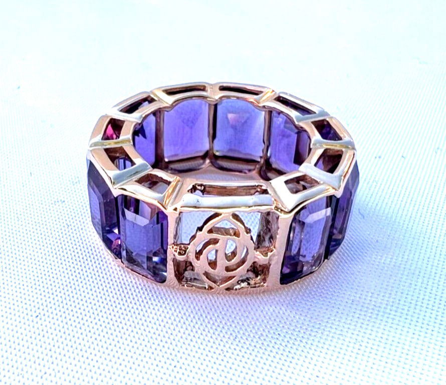 Piranesi 18K Rose Gold Amethyst Ring Size 6 Elegant Design: Piranesi 18K Rose Gold Amethyst Ring Size 6 Elegant Design This exquisite Italian ring, crafted by renowned goldsmith Piranesi, features a stunning 18K rose gold setting. The ring showcases a magnific