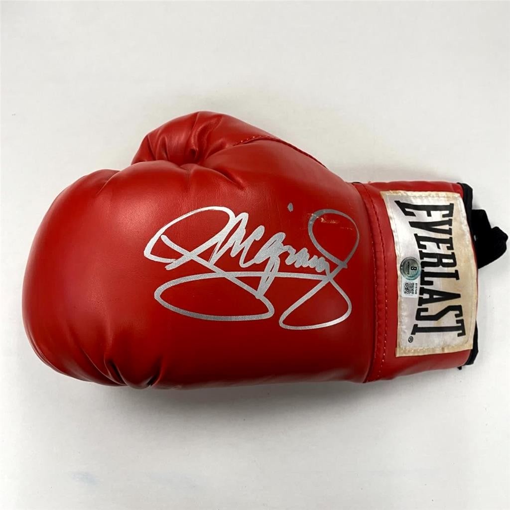 Manny Pacquiao Signed Everlast Boxing Glove with Beckett Authentication: Manny Pacquiao Signed Everlast Boxing Glove with Beckett Authentication This is an original red boxing glove signed by the legendary boxer Manny Pacquiao. The autograph has been authenticated by Becke