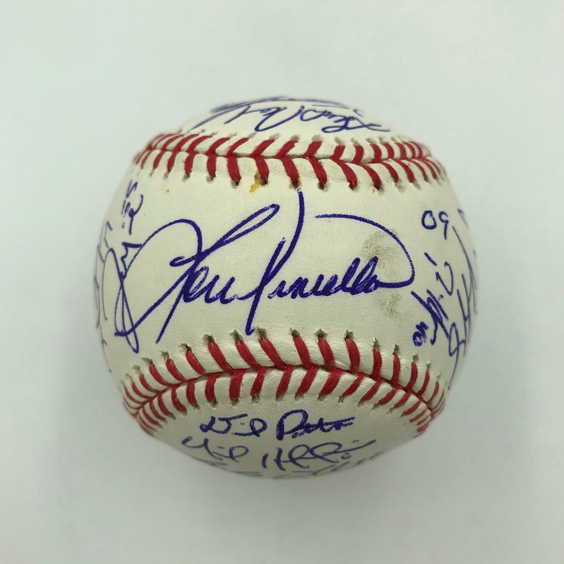 2009 Chicago Cubs Team Signed Baseball 31 Sigs Beckett COA: 2009 Chicago Cubs Team Signed Baseball 31 Sigs Beckett COA This is a 2009 Chicago Cubs Major League Baseball featuring 31 player signatures, authenticated by Beckett. As an original item, it showcases