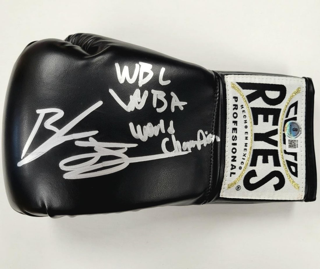 Brandon Figueroa Signed Boxing Glove WBC WBA Champion Beckett Authenticated: Brandon Figueroa Signed Boxing Glove WBC WBA Champion Beckett Authenticated This boxing glove, signed by Brandon Figueroa, commemorates his achievements as the WBC WBA World Champion. The item is auth