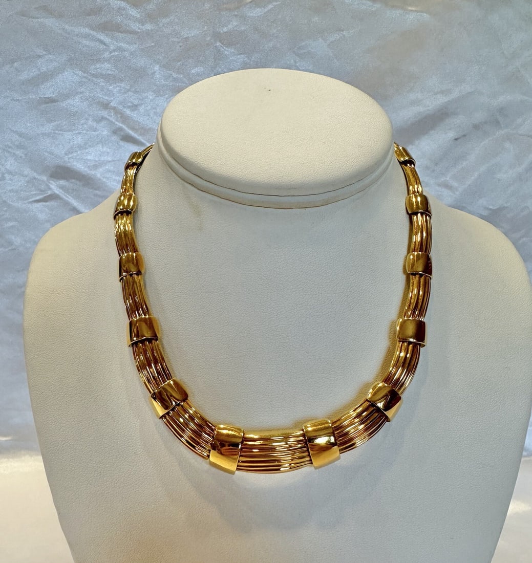 Italian 18K Yellow Gold Choker Necklace 96g Mint Condition: Italian 18K Yellow Gold Choker Necklace 96g Mint Condition This stunning Italian necklace is crafted from 18K yellow gold, showcasing exquisite detail and workmanship. With a total weight of 96.00 gra