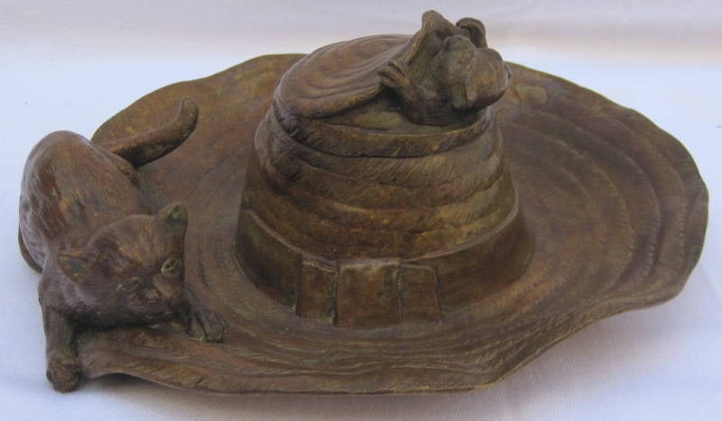 Rare 19th Century French Bronze Inkwell with Cats on Hat: Rare 19th Century French Bronze Inkwell with Cats on Hat This exquisite 19th Century French bronze inkwell showcases intricate craftsmanship, featuring charming cats playfully positioned on a hat. The