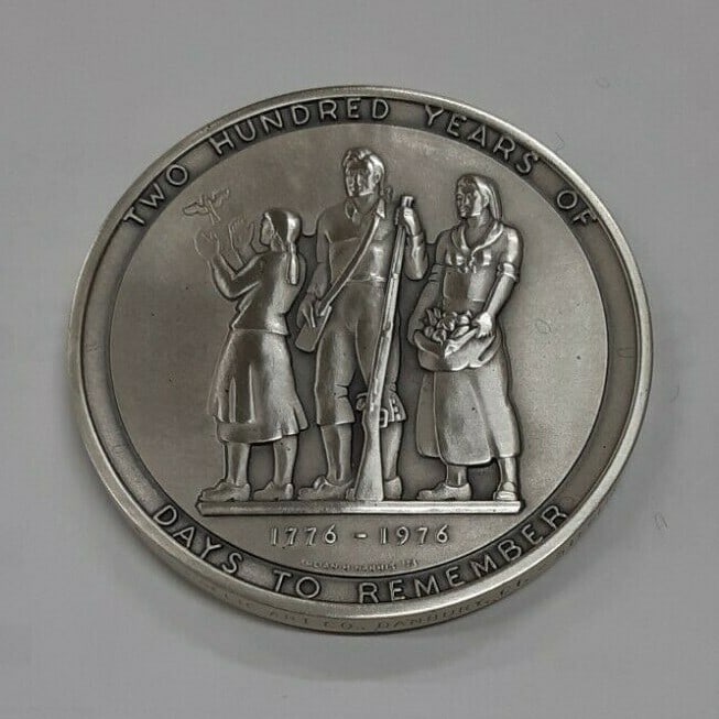 1975 MACo Georgia Bicentennial 1.6 Oz .925 Silver Medal: 1975 MACo Georgia Bicentennial 1.6 Oz .925 Silver Medal Celebrate the rich history of Georgia with this 1975 Bicentennial medal, commemorating the original 13 states. Crafted from .925 silver, this me